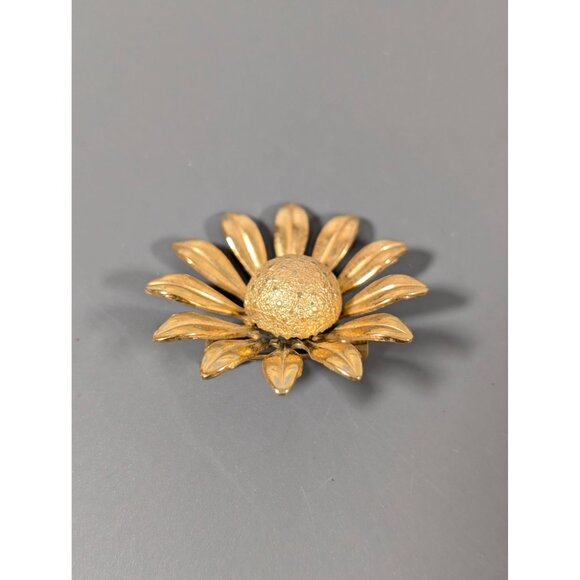 Vintage Gold Tone Daisy Flower Brooch 3D Pin - Picture 3 of 6